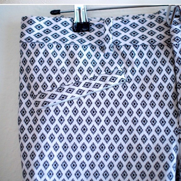 🆕 GAP Skinny White Pants with Black Diamond Print. (Cotton - Spandex) NWOT - Picture 10 of 14
